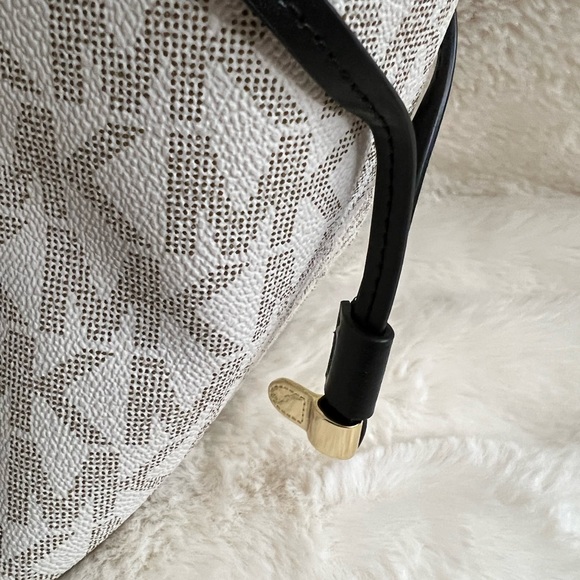 Michael Kors
Signature Logo Voyager Colorblock East West Tote Bag - Picture 11 of 11